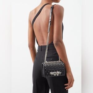 NEW🔥Alexander McQueen Mini Leather Spiked Skull Knuckle Bag🔥
